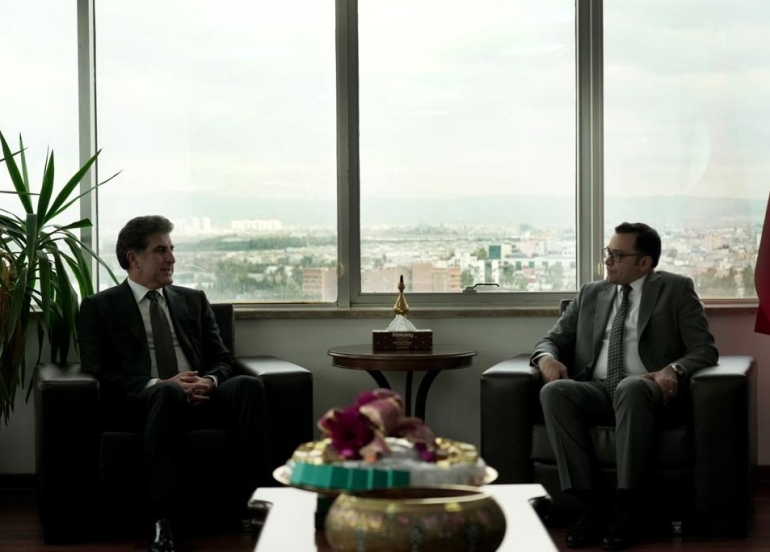 سه‌رۆک نێچیرڤان بارزانی به‌شداری له‌ پرسه‌ی قوربانییانی بوومه‌له‌رزه‌دا ده‌کات