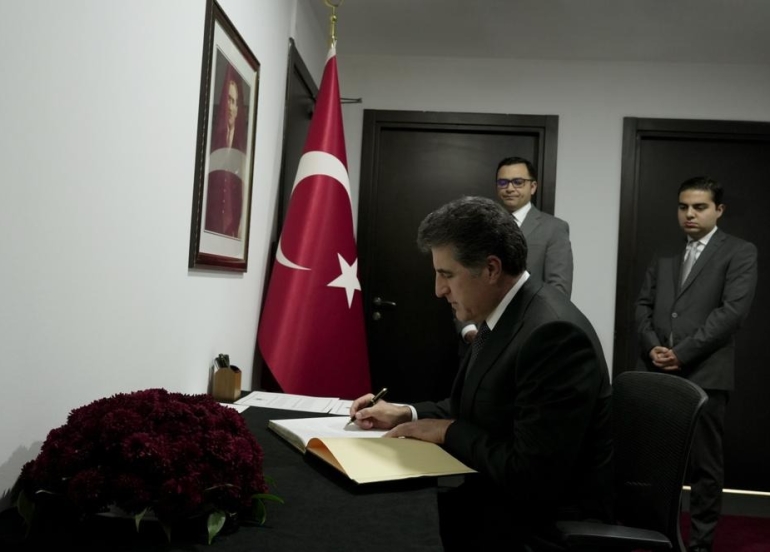 سه‌رۆک نێچیرڤان بارزانی به‌شداری له‌ پرسه‌ی قوربانییانی بوومه‌له‌رزه‌دا ده‌کات