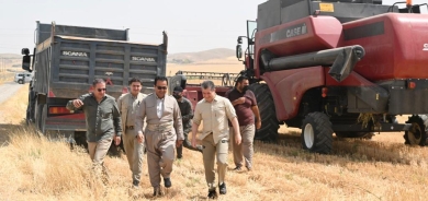 رئيس حكومة إقليم كوردستان يشارك في عملية حصاد المحاصيل في محافظة أربيل