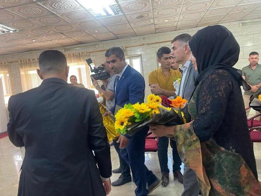 لە شارۆچەکەی چەمچەماڵ چەپکە گوڵ لەسەروێنەی شەهیدان دانرا