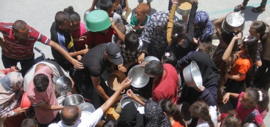 برسێتی لە غەززە؛ خەڵک دەستیان کردووە بە خواردنی گەڵاکانی دار