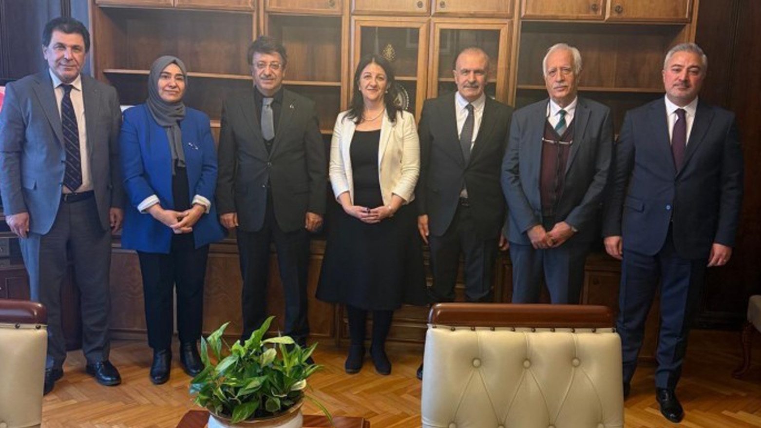 Parlamenterên DEM Partî û AK Partiyê yên Wanê li hev civiyan