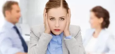 زميلك الثرثار في العمل.. كيف تتعامل معه؟