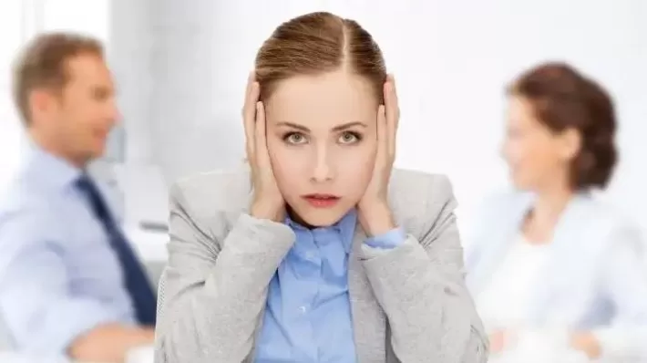 زميلك الثرثار في العمل.. كيف تتعامل معه؟