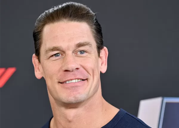 جۆن سینا داوای لێبووردن لە چین دەكات