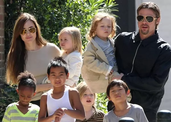 ئەنجلینا جولی سكاڵاكەی دۆڕاند منداڵەكان درانەوە بە باوكیان