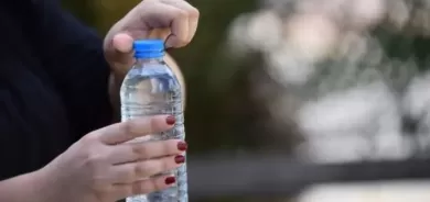 خبيرة تحذر من مخاطر الإفراط في شرب المياه المعدنية