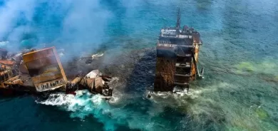 سريلانكا تستعد لمواجهة كارثة بيئية مع غرق سفينة محترقة