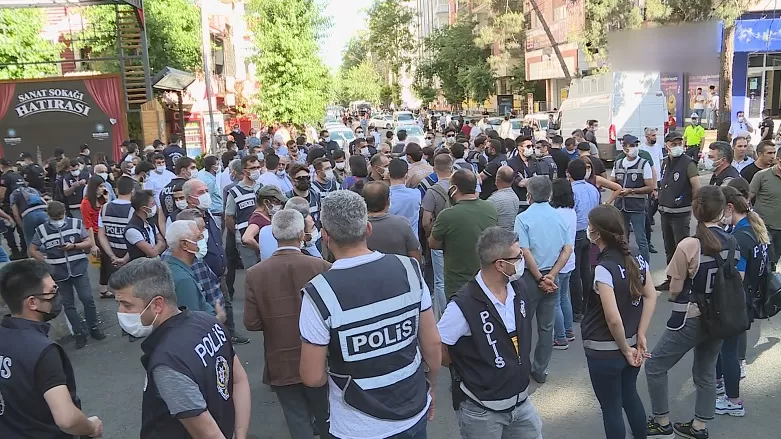 Li Diyarbekirê ahenga zimanê Kurdî hat astengkirin