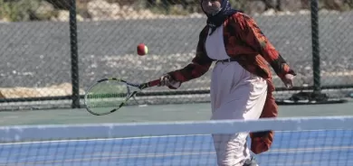 Jinek bi cil û bergên xwe yên Kurdî tenîsê dilîze