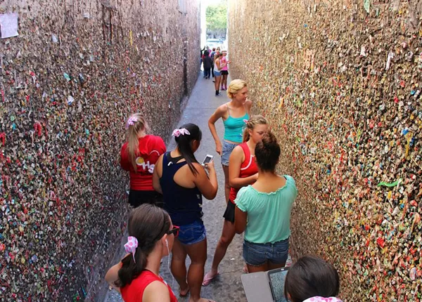 دیواری بنێشت وەك شوێنێكی گەشتیاری و شوێنێكی شێوێندراو