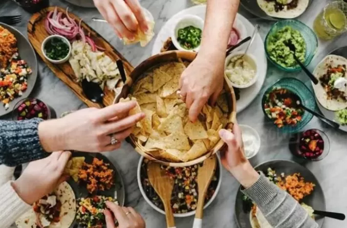 هل يجب تناول الأكل ساخناً أو بارداً.. وأيهما أفضل