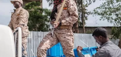 إثيوبيا تصوت في انتخابات تصفها الحكومة بأنها أول اقتراع حر