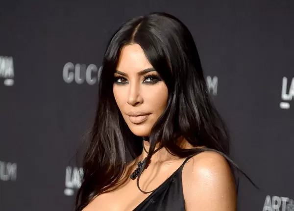 كیم كارداشیان پارە بە با دەكات