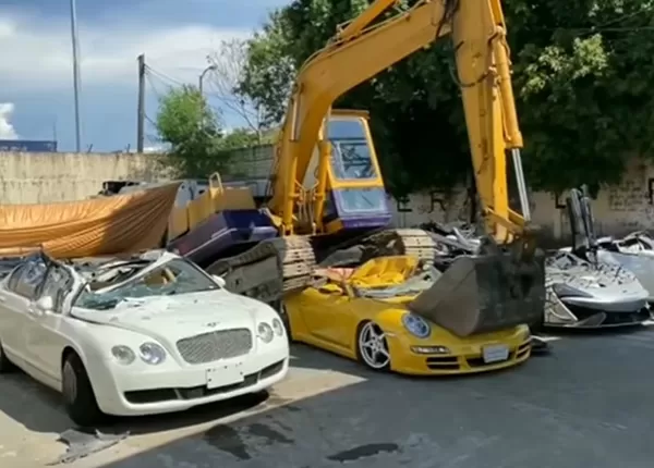 بە ڤیدیۆ..لەناوبردنی ژمارەیەك ئۆتۆمبێڵ لە فلپین