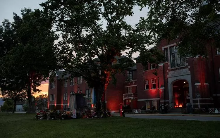 Di baxçeyê dibistanekî de 751 gor hatin dîtin