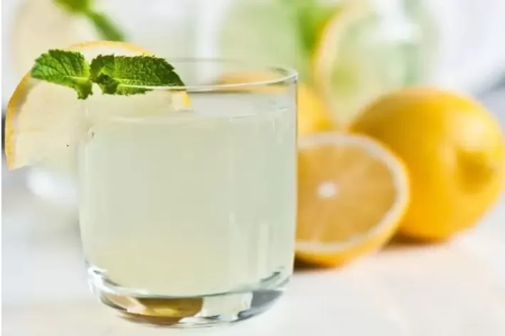 ماذا يحدث لصحتك عند تناول الشاي بالليمون