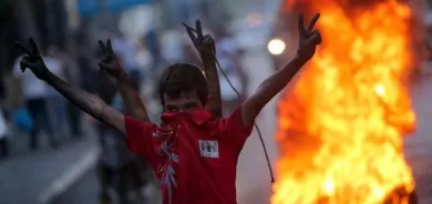 لبنان.. محتجون يحاولون اقتحام البنك المركزي وسط تدهور الليرة