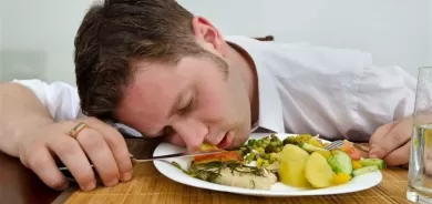 هل تشعر برغبة في النوم بعد تناول الطعام؟ اليك الحل!