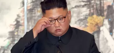 زعيم كوريا الشمالية كيم جونغ أون يقر بأن بلاده تعاني 