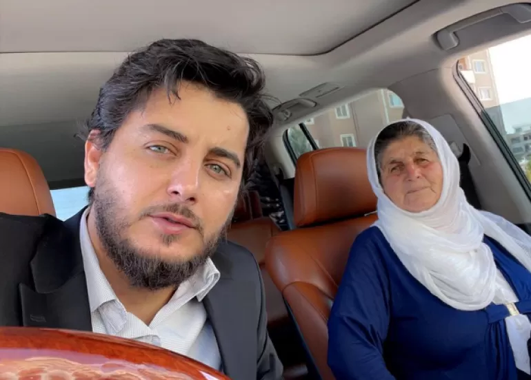 بە وێنە..شاباز زەمانی وێنەیەكی خۆی و دایكی بڵاوكردەوە