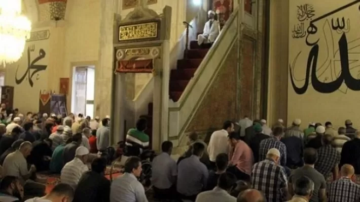 Li Stenbolê 9 melayên kurd li ser xutbeya kurdî hatin girtin!