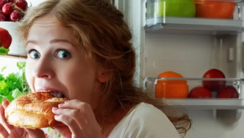 مشاكل صحية يسببها الأكل قبل النوم