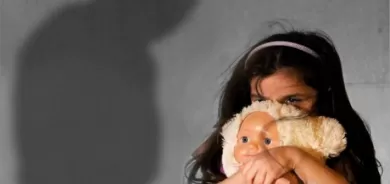 بسبب «كورونا» والفقر .. 81 % من أطفال العراق يتعرضون للعنف