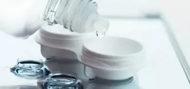 حيل بسيطة.. للتخلص من الغراء الملتصق على اليدين