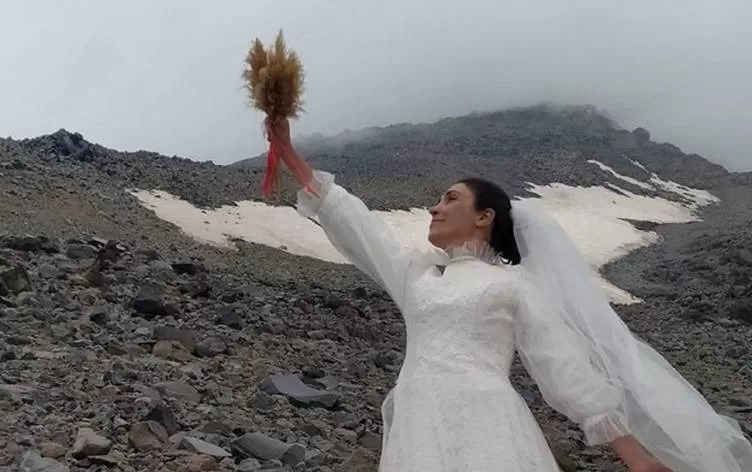 Jinek bi Çiyayê Agirî re zewicî