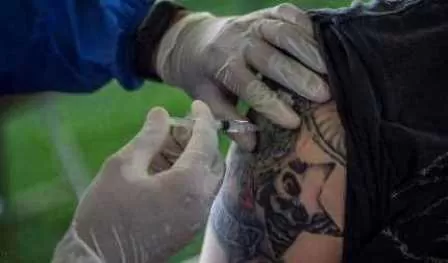 بايدن يطالب الولايات الأميركية بمنح غير المطعمين 100 دولار