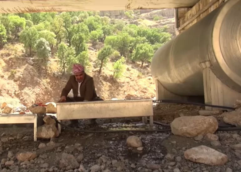 هاوڵاتییەك لە دەڤەری بارزان ئاوی خواردنەوە بۆ ئاژەڵە كێوییەكان دابین دەكات