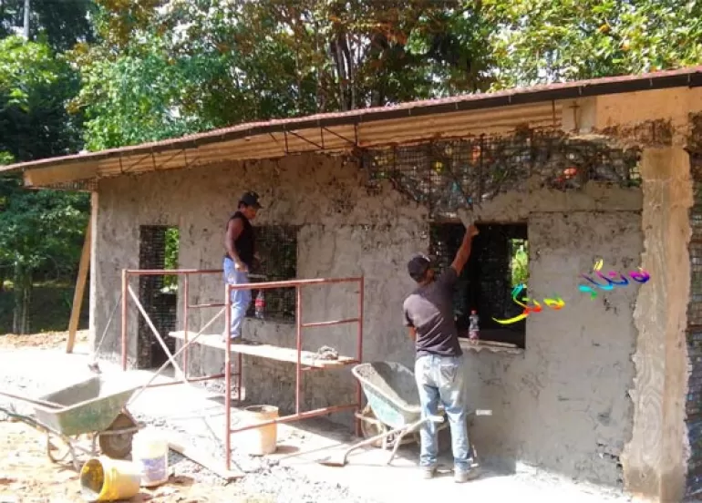 گوندێك لە خانووی پلاستیك هەمیشە خانووەكان لە خشت و كەرپووچ و بلۆك دروست دەكرێن،