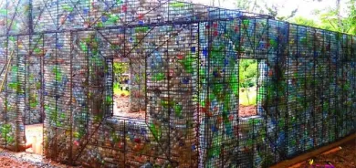 گوندێك لە خانووی پلاستیك هەمیشە خانووەكان لە خشت و كەرپووچ و بلۆك دروست دەكرێن،