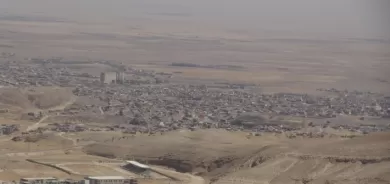 Wekîlê mîrê êzîdiyan: Komên çekdar nahêlin Şingal avedan bibe