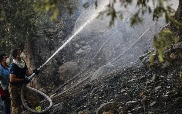 Turkey's wildfires continue to burn with 13 blazing out of control