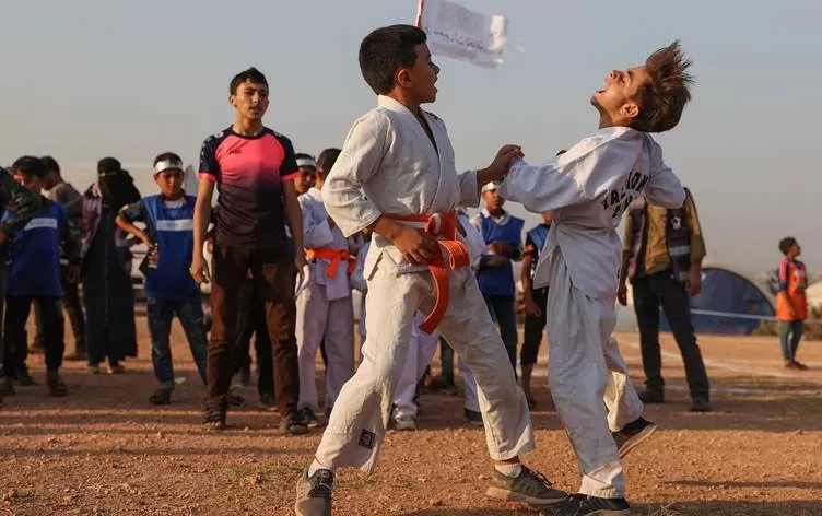 Zarokên Sûrî yên koçber ji xwe re 'Olîmpiyadên Kampan' saz kirin
