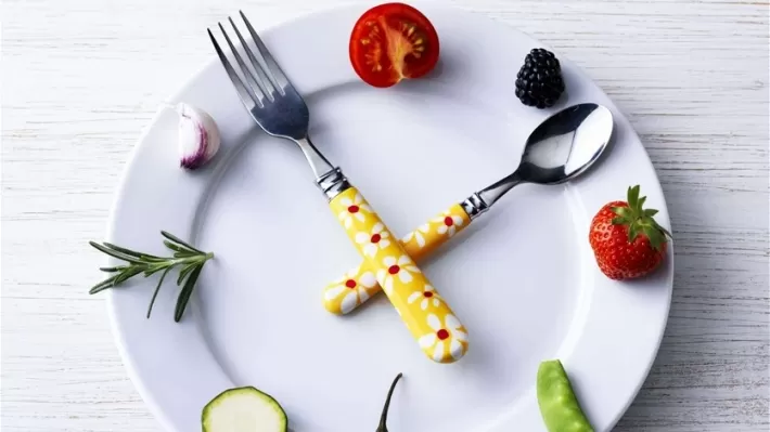 تناولوا وجبة العشاء في وقت مبكّر وتمتّعوا بهذه الفوائد!