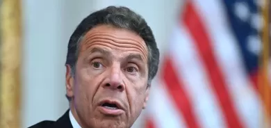 بعد اتهامات التحرش.. حاكم نيويورك يتنحى