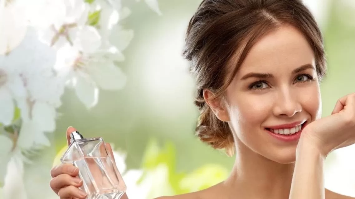 أفضل طريقة لتثبيت العطر على الجسم لفترة طويلة