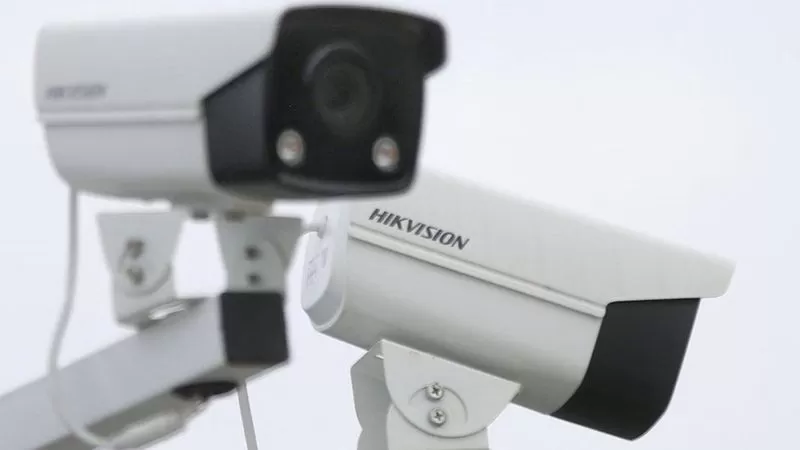 السلطات البريطانية تُطالب شركة صينية بإثبات عدم استخدام كاميراتها في معسكرات الاعتقال