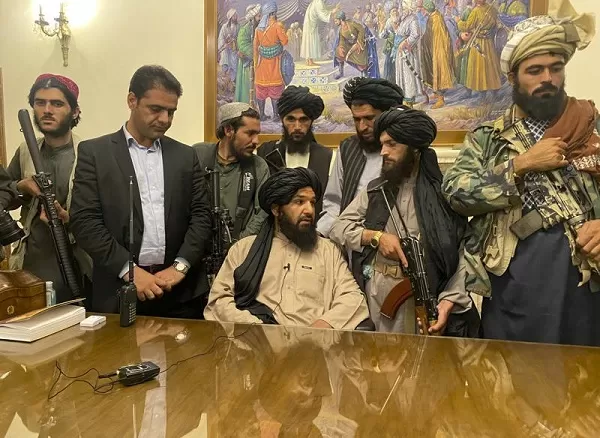 Chaos as thousands flee Afghanistan after Taliban takeover