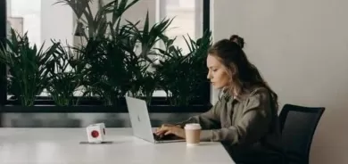 خطرها يصل للسكتة الدماغية.. تحذير طبي من عادة تلازمنا يوميا