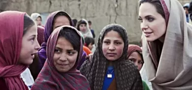 رسالة من فتاة أفغانية.. أولى مشاركات أنجلينا جولي على أنستغرام