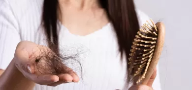 تساقط الشعر .. أحد المضاعفات الشائعة بعد التعافي من كورونا