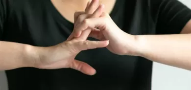 هل طقطقة الأصابع تتسبب بخشونة المفاصل؟