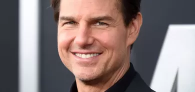 تۆم كروز بە هەلیكۆپتەر لە باخچەی ماڵێك دەنیشێتەوە