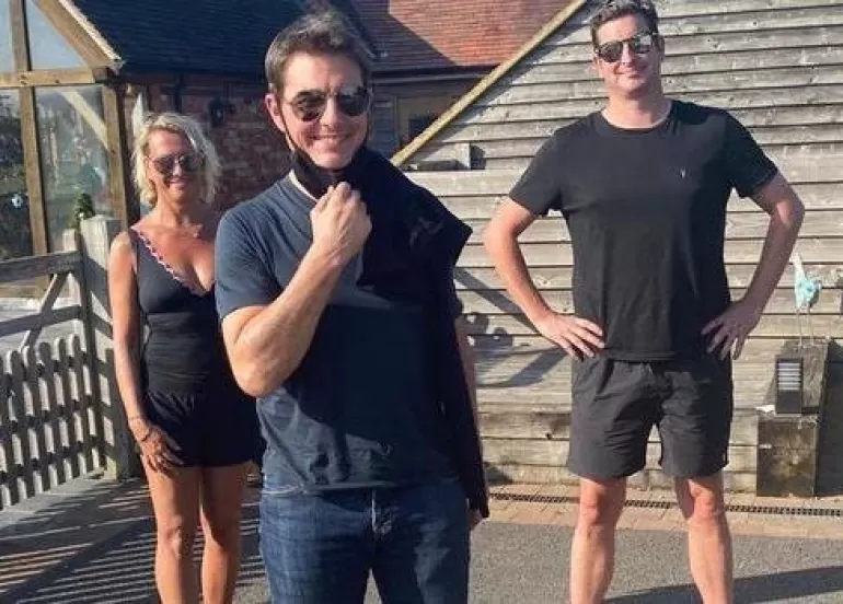 تۆم كروز بە هەلیكۆپتەر لە باخچەی ماڵێك دەنیشێتەوە