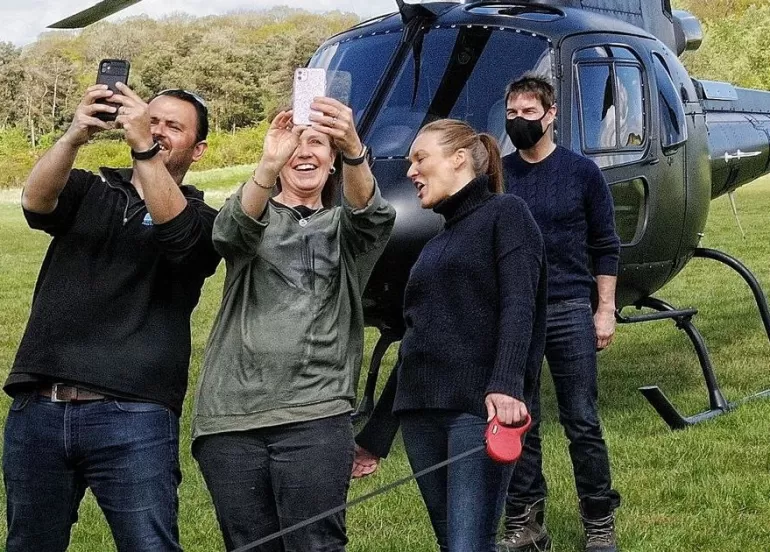 تۆم كروز بە هەلیكۆپتەر لە باخچەی ماڵێك دەنیشێتەوە