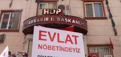 Çalakiya malbatên li ber deriyê HDPê derbasî sala sêyem bû